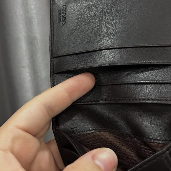 Prada Elegant Leather Card Holder wallet - Picture 7 of 13